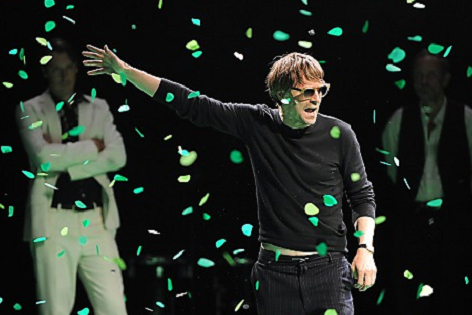 © APA/EPA/Barbara Gindl Darsteller Jens Harzer im Confetti-Regen