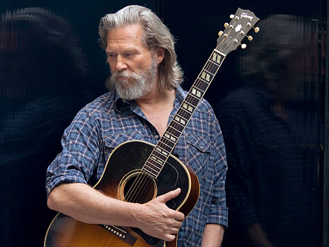 Porträt von Jeff Bridges mit Gitarre