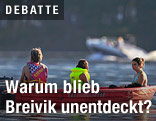 Jugendliche in einem Boot vor der Insel Utoya