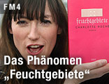 Autorin Charlotte Roche mit ihrem Buch "Feuchtgebiete"