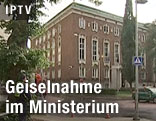Sondereinsatzkräfte der Polizei vor dem estnischen Verteidigungsministerium