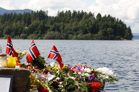  Norwegenfahnen und Blumen vor Insel Utoya 