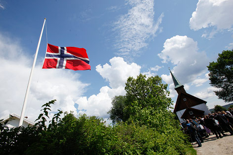 norwegische Flagge auf Halbmast bei Begräbnis