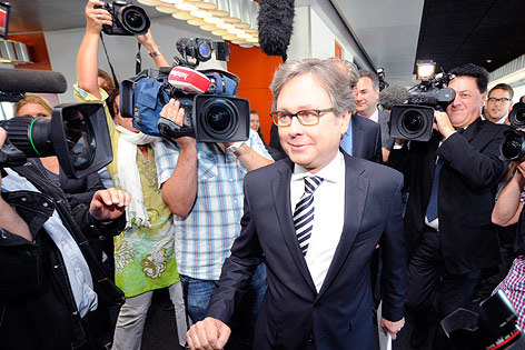 ORF-GD Alexander Wrabetz auf dem Weg zum Stiftungsratshearing, vorbei an zahlreichen TV-Kameras