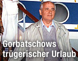 Der damalige sowjetische Staatschef Michail Gorbatschow im August 1991 beim Verlassen eines Flugzeugs.