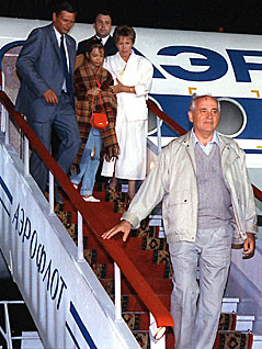© APA/EPA/ITAR-TASS Der russische Präsident Michail Gorbatschow verlässt mit seiner Familie das Flugzeug