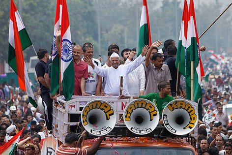 © AP/Gurinder Osan indischer Guru Anna Hazare winkt Menschenmenge zu