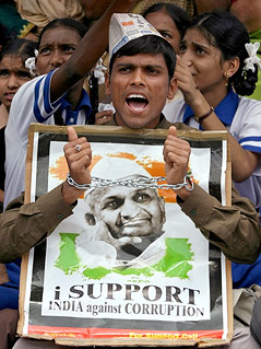© Reuters/Krishnendu Halder Anhänger des indischen Gurus Anna Hazare mit Transparent und Handschellen bei einer Demonstration