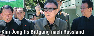 Nordkoreas Diktator Kim Jong Il mit Entourage