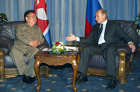 Nordkoreas Diktator Kim Jong Il und Russlands damaliger Präsident Vladimir Putin im Gespräch, aus dem Jahr 2002