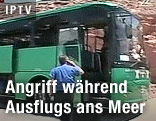 Ermittlungsbeamter steht vor einem israelischen Reisebus