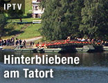 Hinterbliebene bei Schiffsanlegestelle