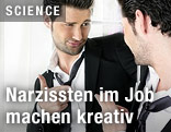 Mann zeigt auf sein Spiegelbild