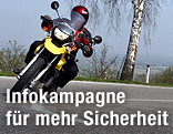 Motorrad in einer Kurve