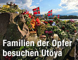 Flaggen und Blumen vor der norwegischen Insel Utöya