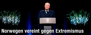 König Harald von Norwegen spricht während einer Trauerfeier