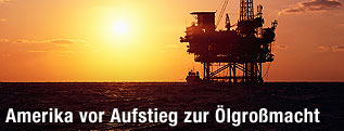 Bohrinsel im Sonnenaufgang