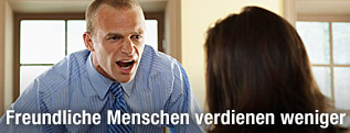 Aggressiver Mann im Büro