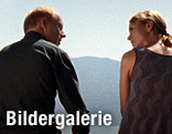 Robert (Simon Schwarz) und Katharina (Anna Unterberger) sitzen am Seeufer