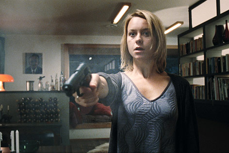 © Thimfilm Katharina (Anna Unterberger) hält eine Pistole in der Hand
