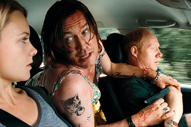 © Thimfilm Wolfgang (Nicholas Ofczarek) redet im Auto mit Katharina (Anna Unterberger) während er Robert (Simon Schwarz) eine Pistole an den Kopf hält