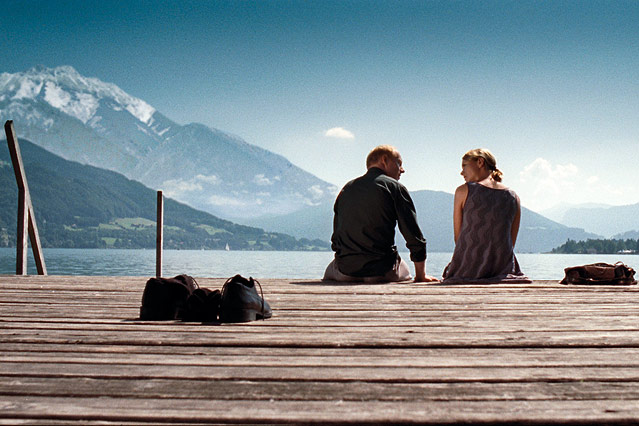 © Thimfilm Robert (Simon Schwarz) und Katharina (Anna Unterberger) sitzen am Seeufer