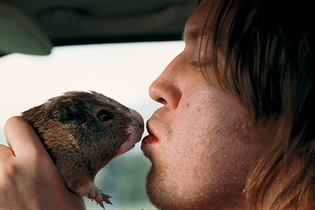 © Thimfilm Wolfgang (Nicholas Ofczarek) küsst ein Meerschweinchen