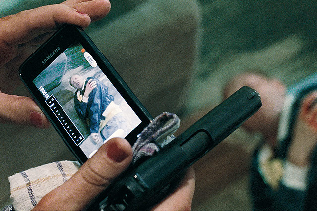© Thimfilm Jemand filmt den verletzten, am Boden liegenden Robert (Simon Schwarz) mit einem Handy