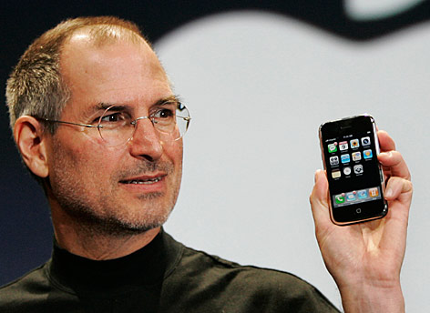 © AP/Paul Sakuma Steve Jobs mit einem iPhone