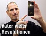Apple-Chef Steve Jobs bedient ein iPhone 4