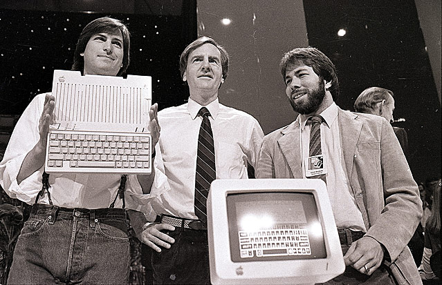 © AP/Sal Veder Steve Jobs mit Apple-Mitbegründer Steve Wozniak und CEO-Präsident John Sculley 1984