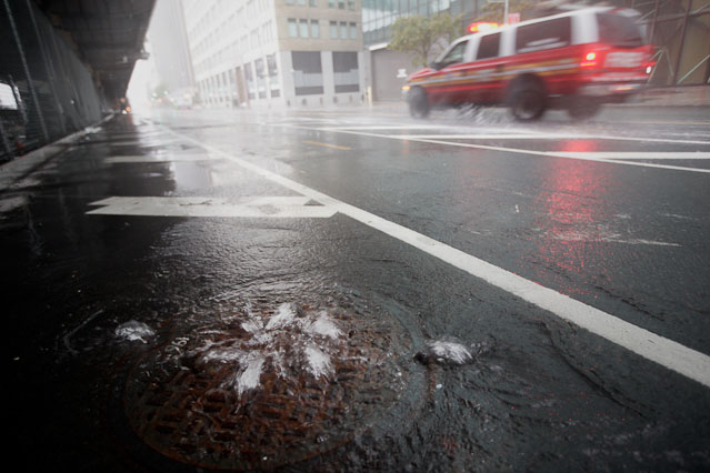 © AP/Mary Altaffer Wasser sprudelt aus Kanal in Lower Manhatten