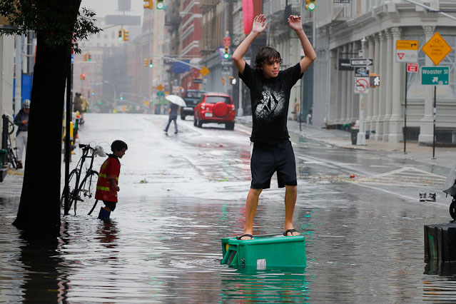 © Reuters/Mike Segar Bub "surft" auf Zeitungsbox durch Manhattan