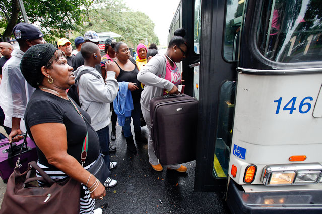 Einwohner verlassen New York per Bus