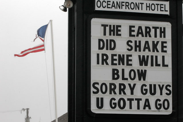 Schild bei Hotel in North Carolina warnt vor Hurrikan "Irene" 