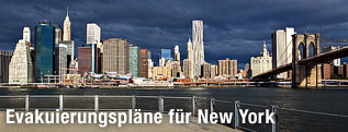 Skyline von New York mit dunklen Regenwolken