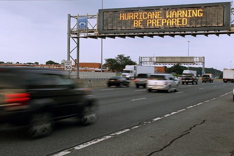 © AP/Alex Brandon Überkopfanzeige mit der Aufschrift "Hurricane warning - be prepared"