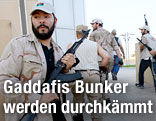 Rebellen durchsuchen ein Haus
