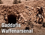 Eingang einer Höhle in der Wüste Libyens