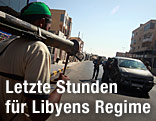 Rebellen kontrollieren ein Fahrzeug in Tripolis