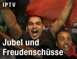 Jubelnde Menschen in Tripolis