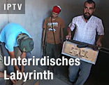 Rebellen entfernen Waffen aus einem Bunker