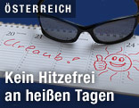 Sonnenbrille auf Kalender mit Eintrag Urlaub
