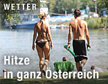 Ein Mann und eine Frau in Badebekleidung