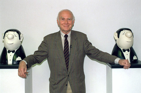 © APA/dpa/Ursula Düren Vicco von Bülow steht am 1.7.1993 im Münchner Stadtmuseum zwischen zwei Hauptfiguren seiner Karikaturen