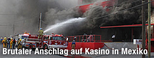 Die Feuerwehr versucht den Brand im Kasino zu löschen