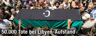 Zahlreiche Menschen tragen den Sarg eines verstorbenen libyschen Rebellen
