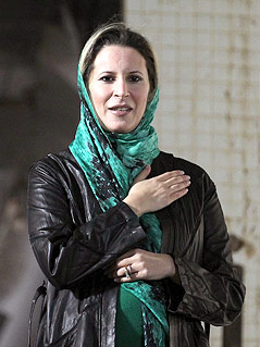 © APA/EPA/Mohamed Messara Die Tochter des libyschen Langzeitmachthabers Muammar al-Gaddafi, Aisha Gaddafi, hält sich die linke Hand aufs Herz