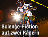 Ein Motorradfahrer in einem Tunnel