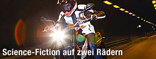 Ein Motorradfahrer in einem Tunnel